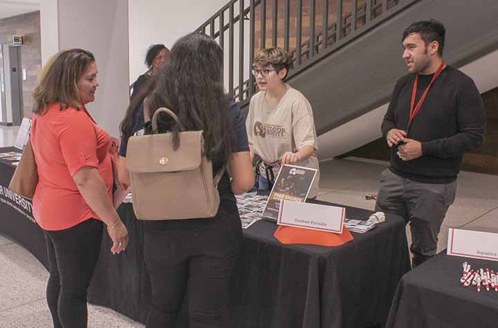 Outdoor Pursuits talks to incoming freshman about programs