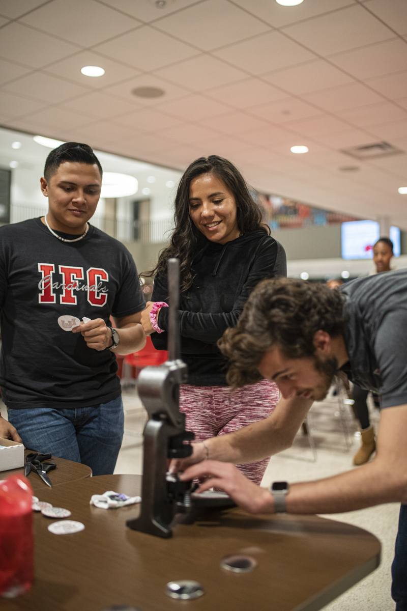 Lamar Students make custom buttons at LU Spirt night in the Setz Student center Parking lot last Tuesday night. UP Photo by Noah Dawlearn