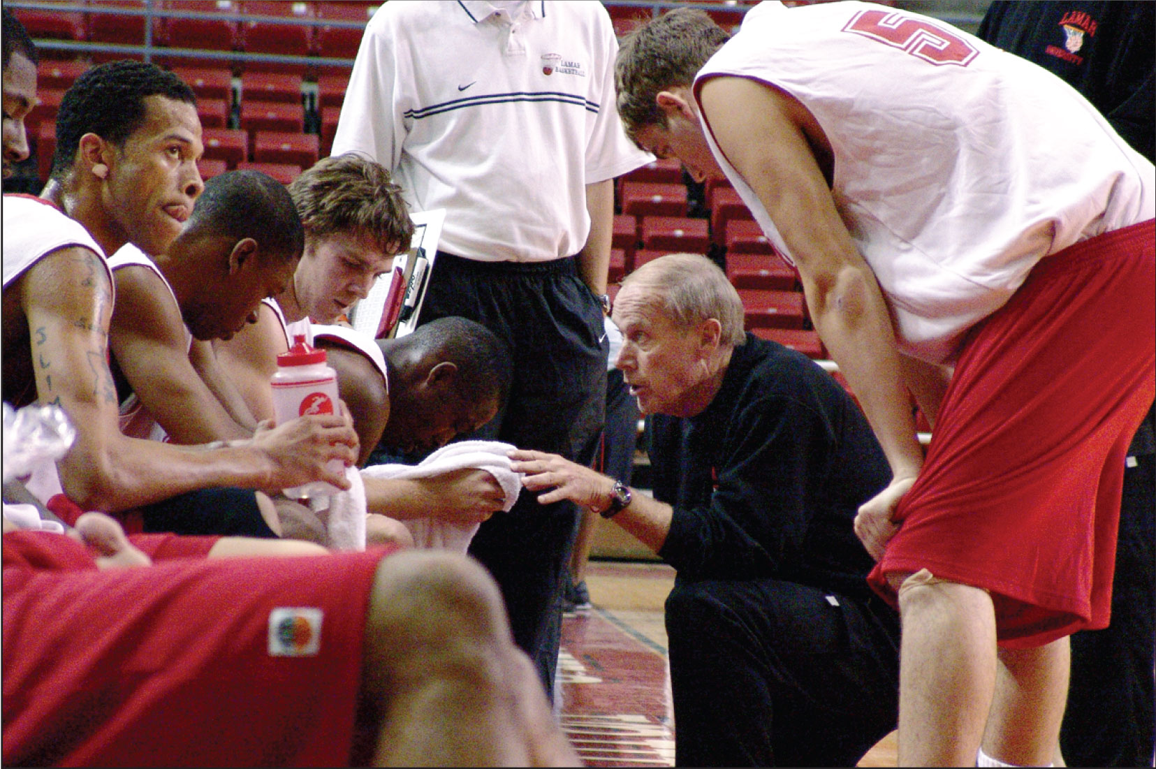 Billy Tubbs coaches the 2006 Lamar Cardinals. UP file photo