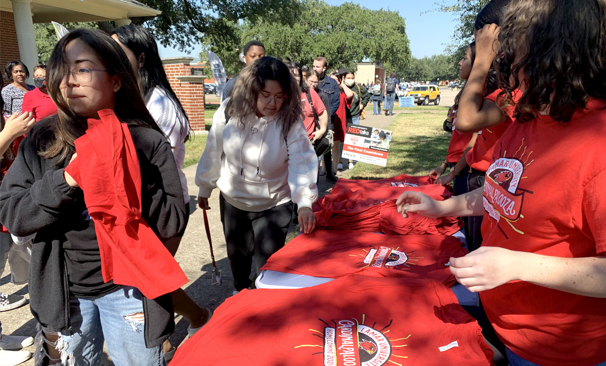 Students line up to pick up their free Homecoming T-shirts by the dining hall, Nov. 8. UP staff photo