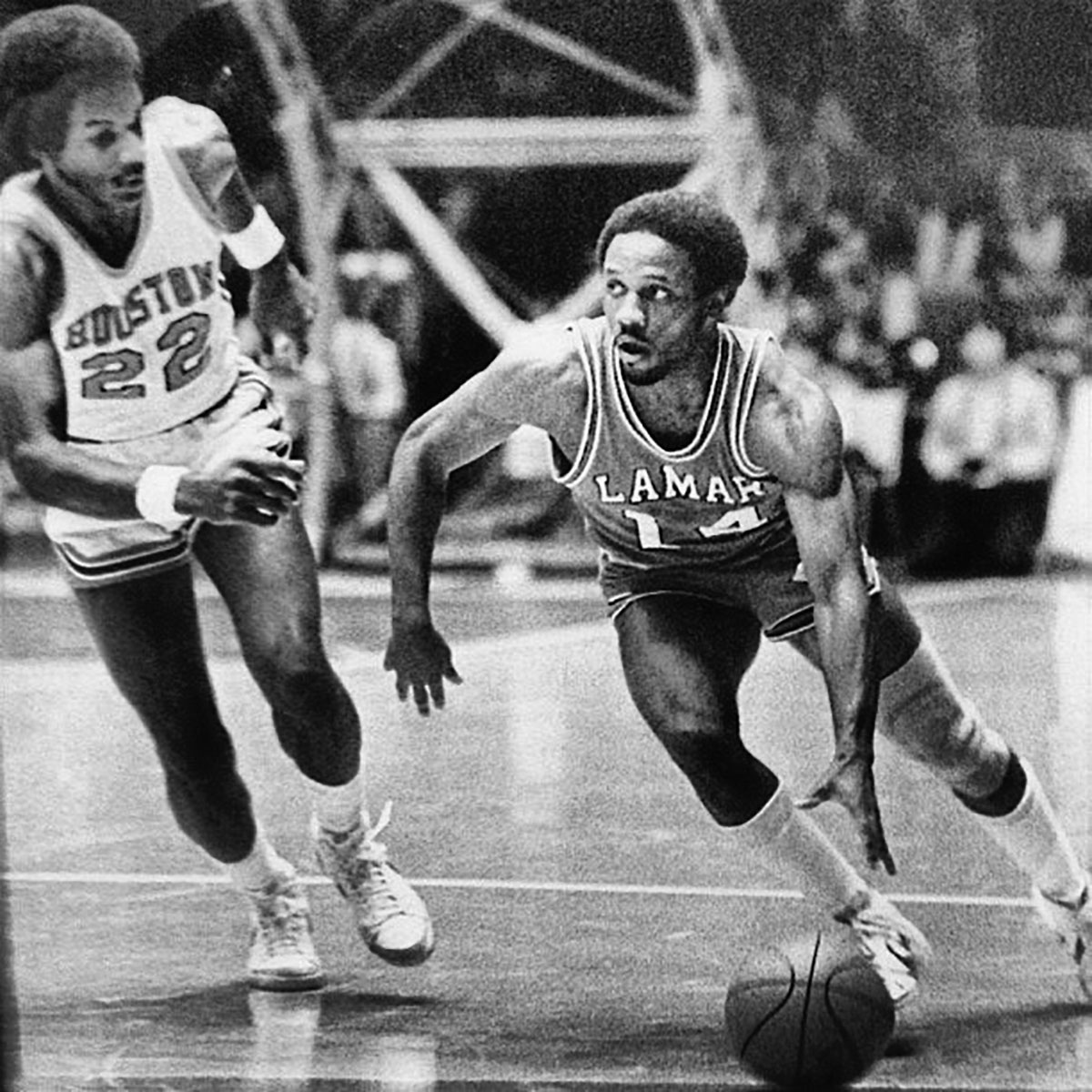 Alvin Brooks dribbles past Clyde Drexler in 1980, during Brooks's playing days at Lamar. UP file photo