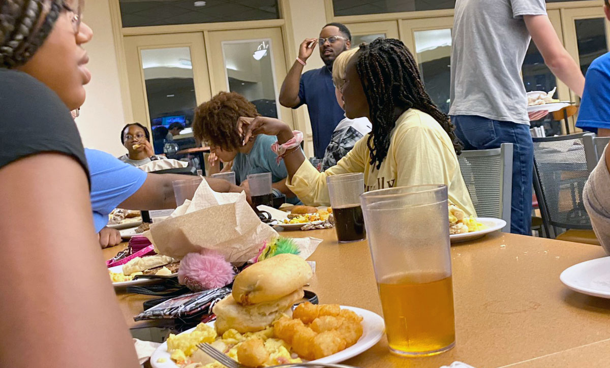 Homecoming Late Night Breakfast draws crowd