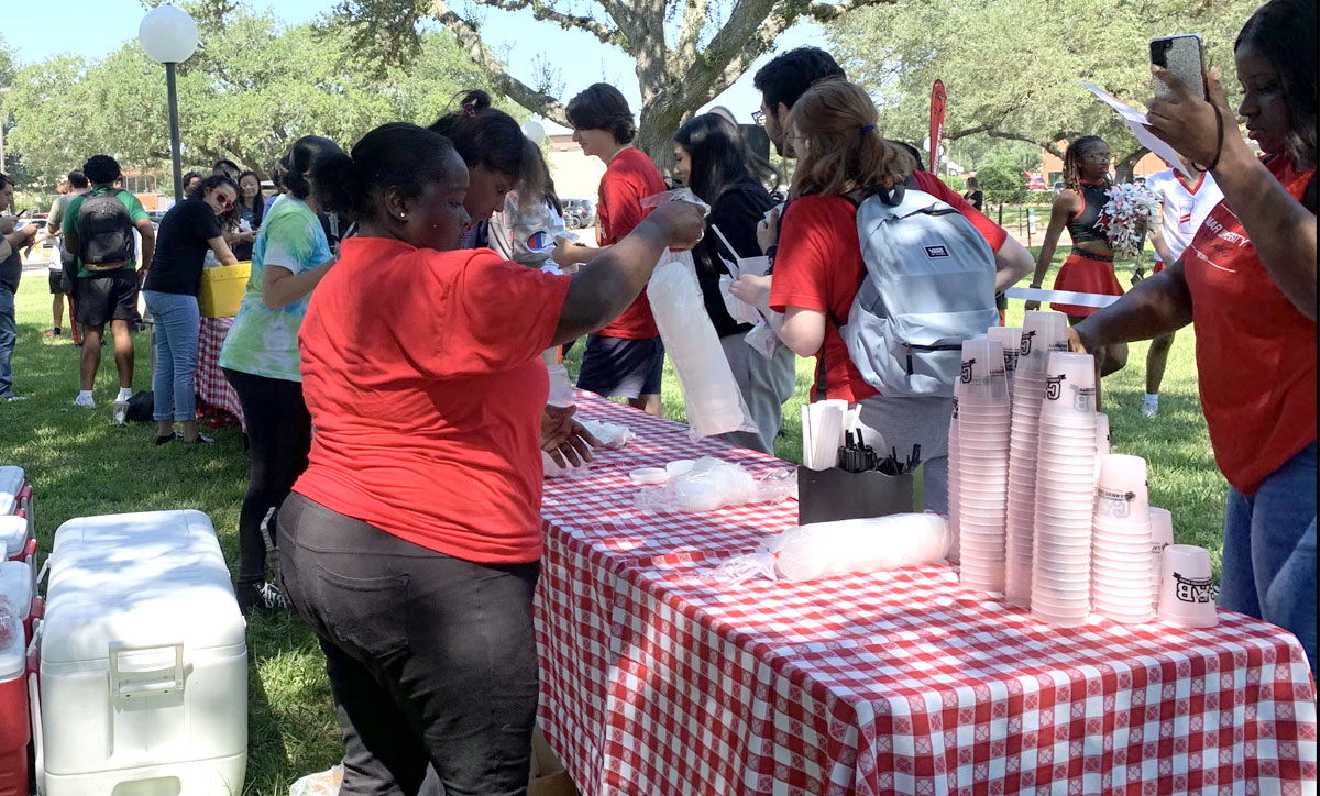 Students and staff line up for ice cream floats during Homecoming Lickoff, Sept. 26, on the Dining Hall Lawn. UP photo by Abigail Patterson