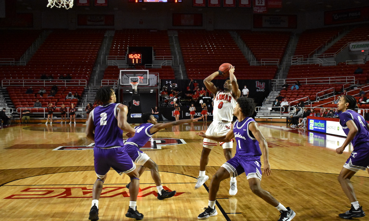 Senior forward Lincoln Smith pulls up for a midrange jumper vs the Texans on Jan. 26. Photo credit: Keagan Smith, UP sports editor.