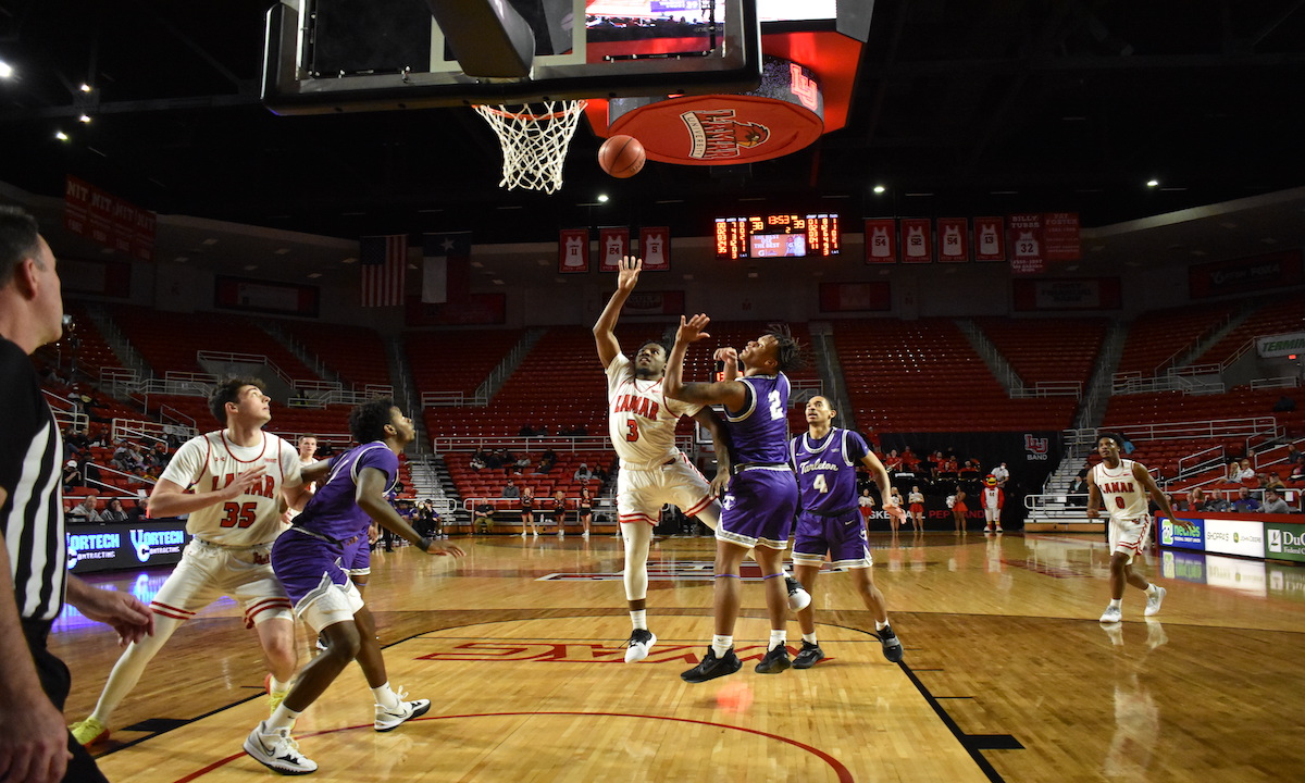 Ellis Jefferson puts up a floater near the basket against Tarlington. Photo credit: Keagan Smith, UP sports editor.