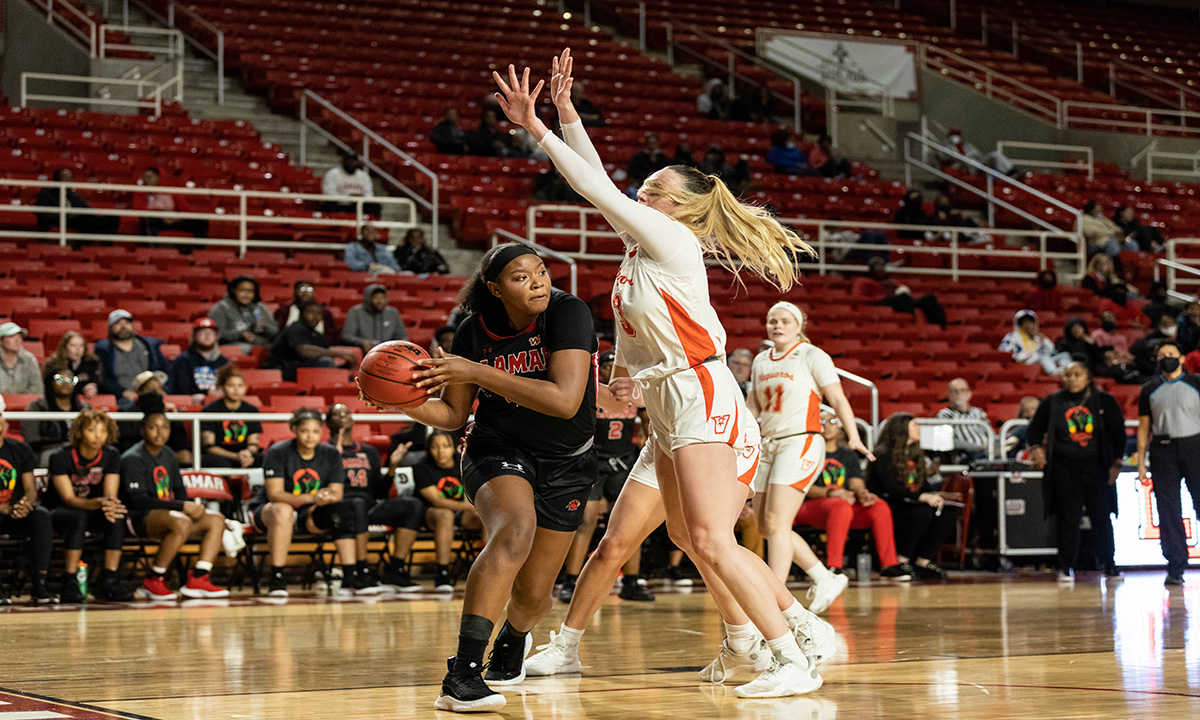 Lamar freshman Akasha Davis passes to a teammate out of the post against UT-RGV, Feb. 3. Photo credit: Brian Quijada.