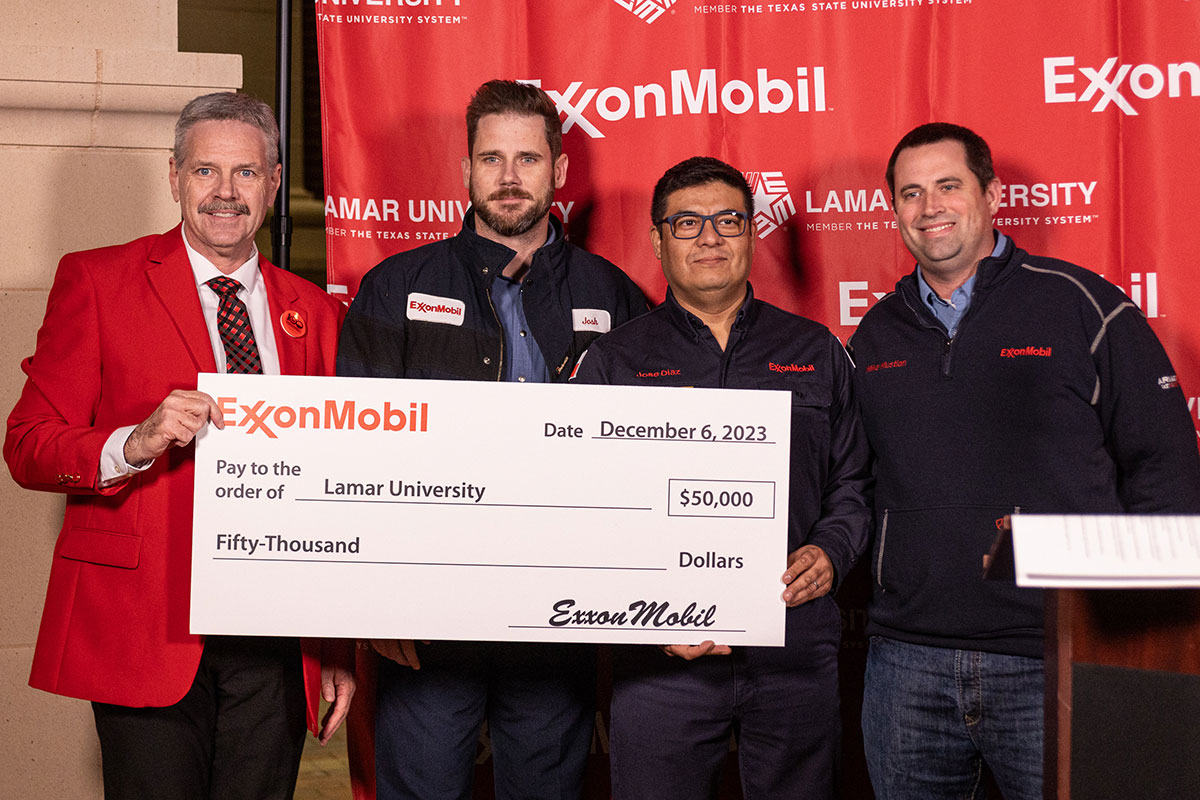 LU President Jaime Taylor and ExxonMobil present a $50,000 to Lamar University, before turning on the Cardinal Lights at the Reaud Building, Dec. 6. UP photo by Brian Quijada.