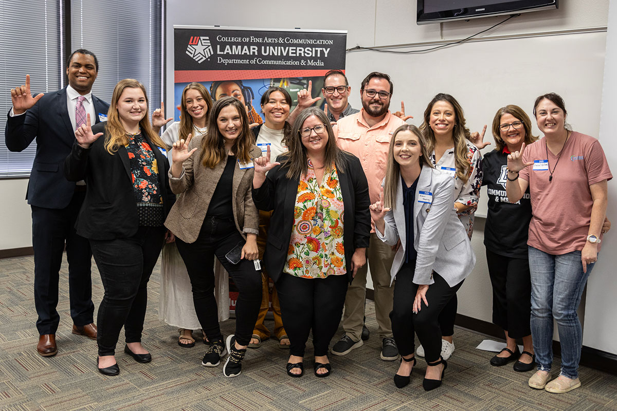 Communications alumni pose for a picture at the COMM-Unity event in the Communications Building, Aug. 22. UP photo by Brian Quijada.