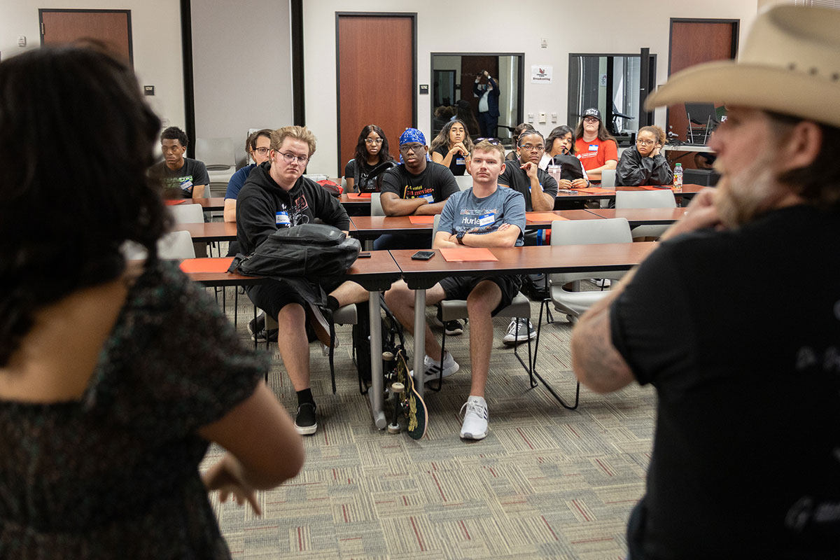 Communications and media instructors talk to students about different areas of communication at the COMM-Unity event in the Communications Building, Aug. 22. UP photo by Brian Quijada.