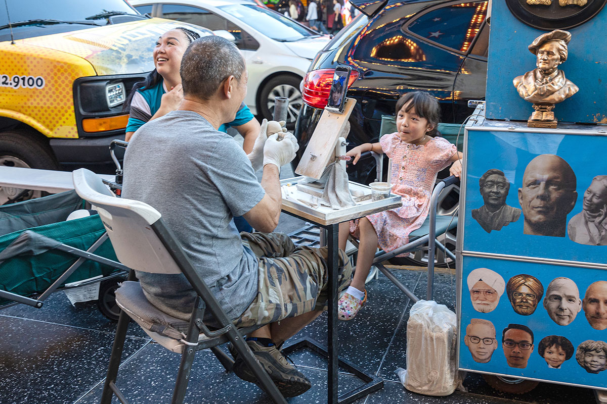 A street artist makes a sculpture of a girl on Hollywood Boulevard, Los Angeles, Oct. 6. UP photo by Brian Quijada.