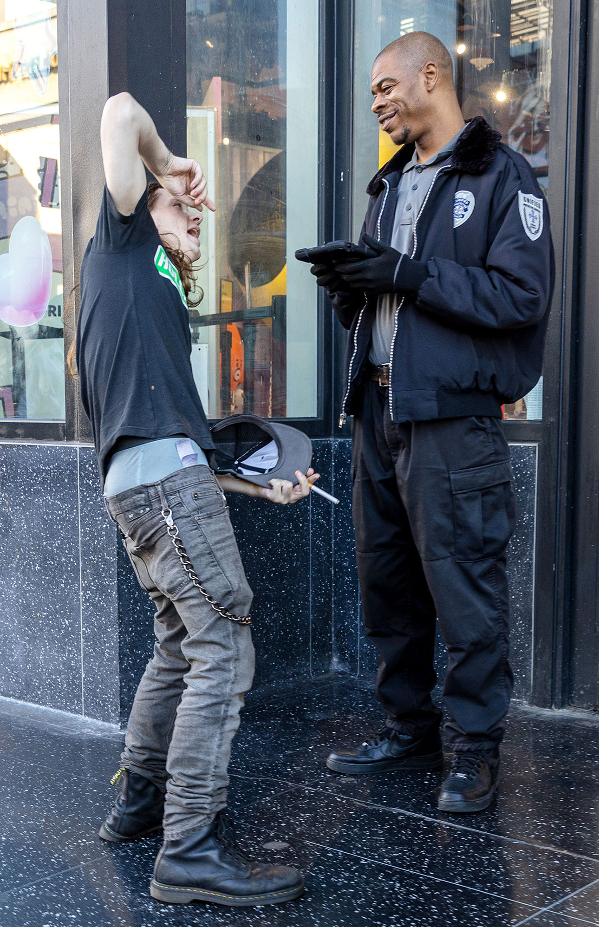 A security guard laughs as a man tells him a story at Hollywood Boulevard, Los Angeles, Oct. 6. UP photo by Brian Quijada.