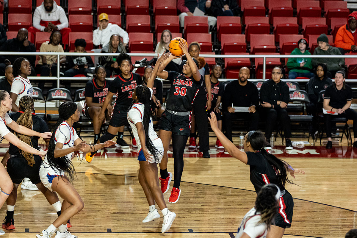 Cardinal guard R’Mani Taylor shoots from mid-range against an HCU defender, Feb. 16, at the Montagne Center. UP image by Brian Quijada.