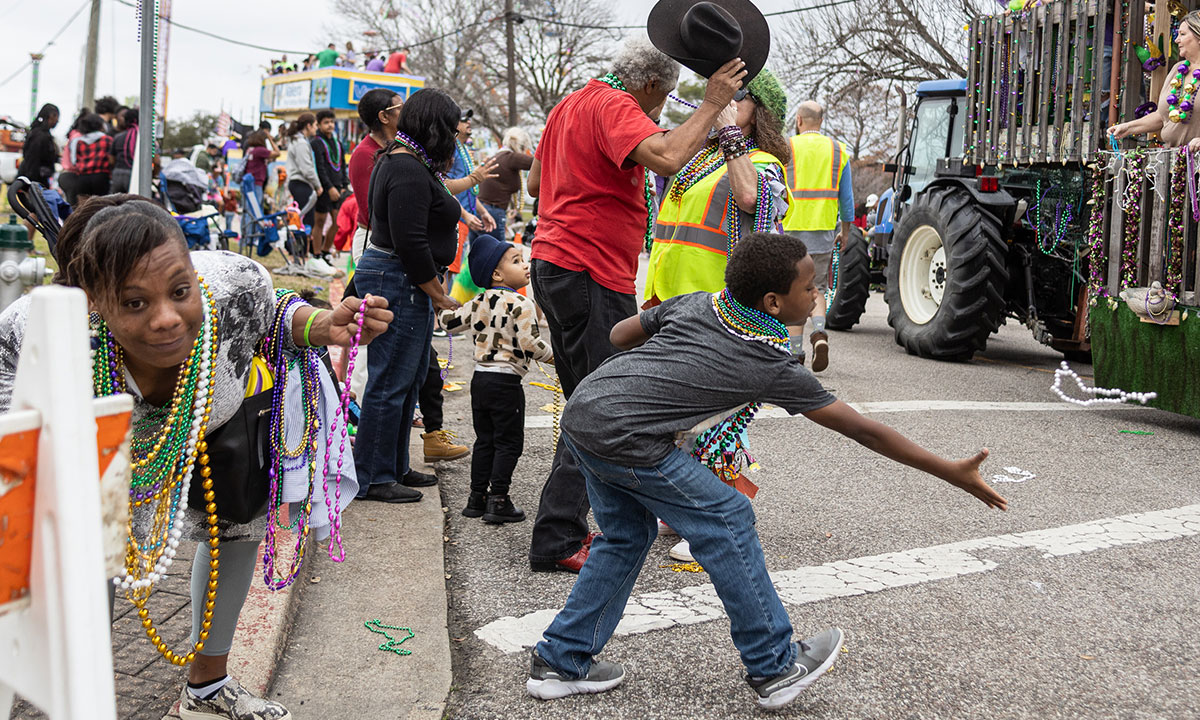 Rain can't dampen the Mardi Gras festivities