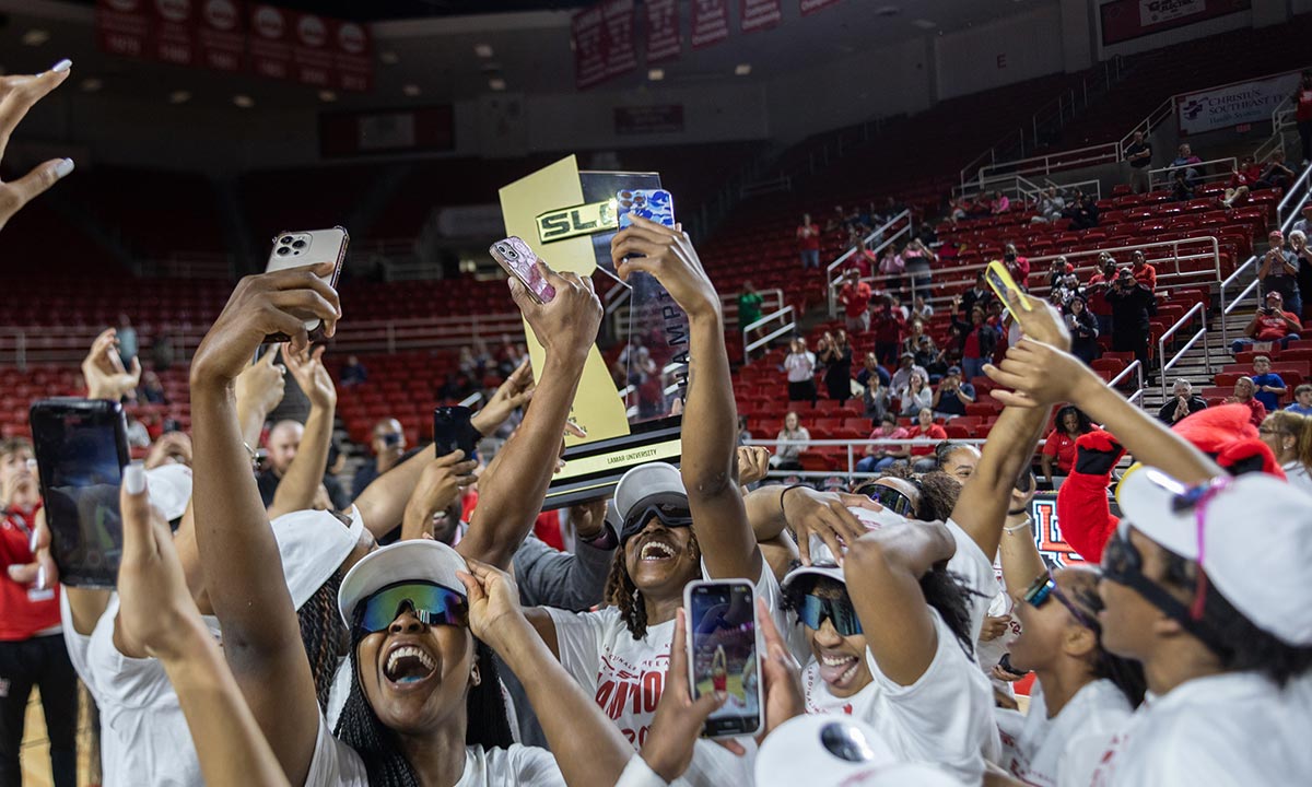 Lady Cards win SLC regular season