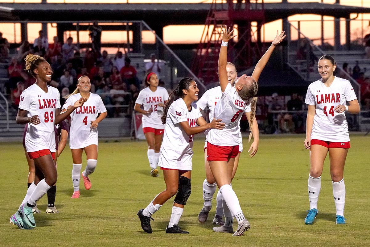Niemeyer’s brace secures win