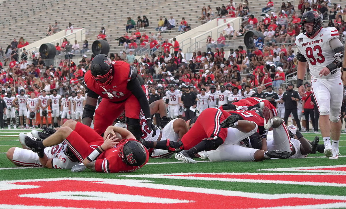 Cardinals Tame Coyotes