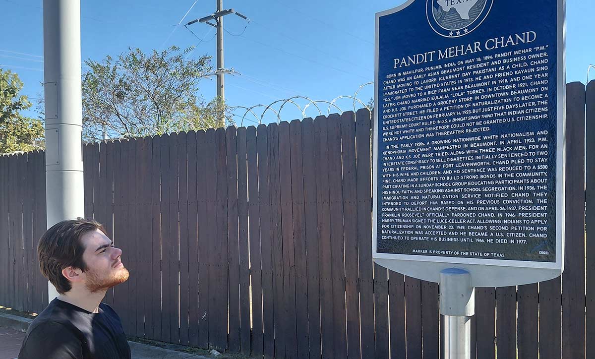Placa histórica en honor al indio-estadounidense Chand